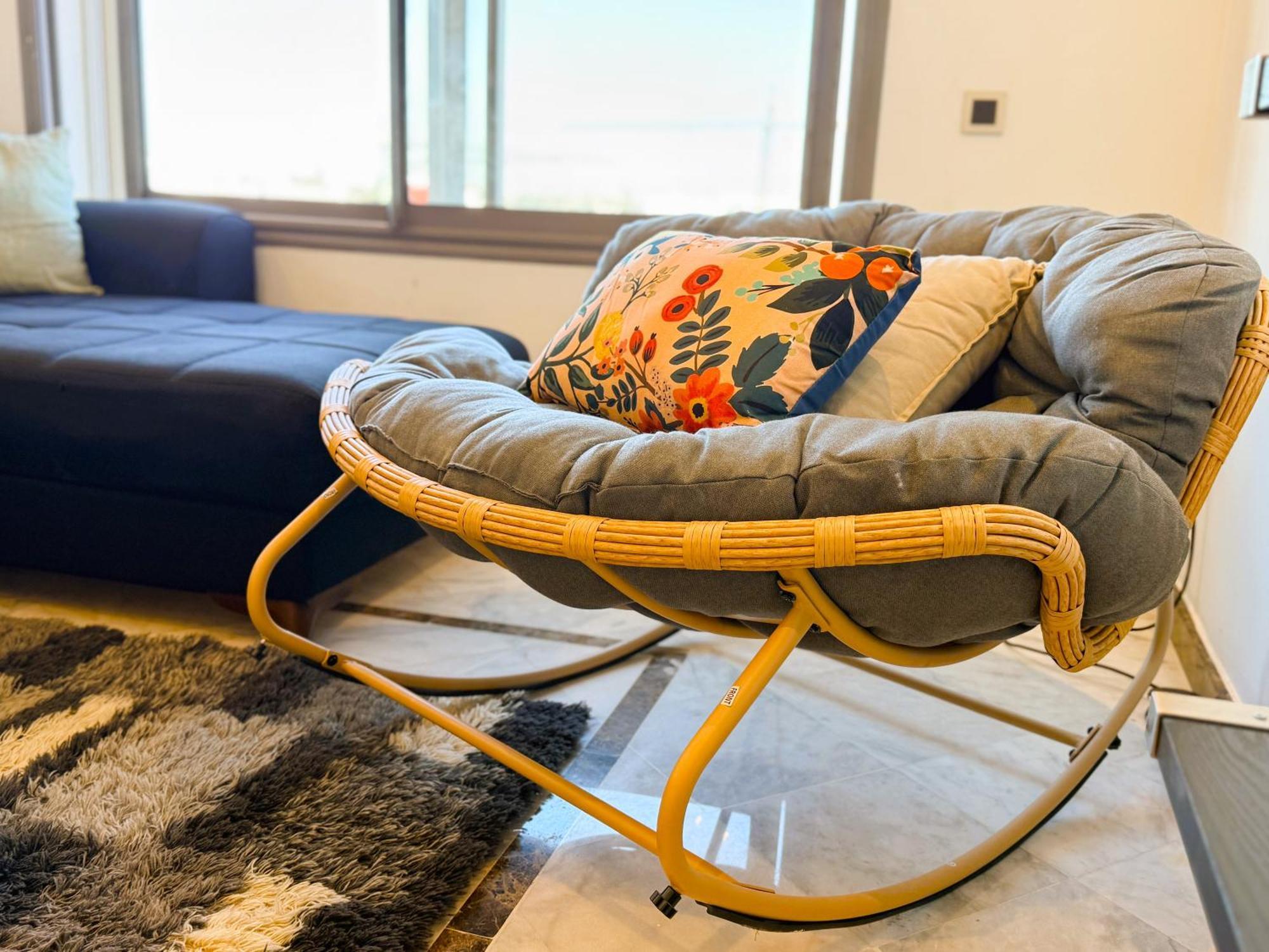 Cosy Sunny - 2 Bdr Near Train And Tram Apartment